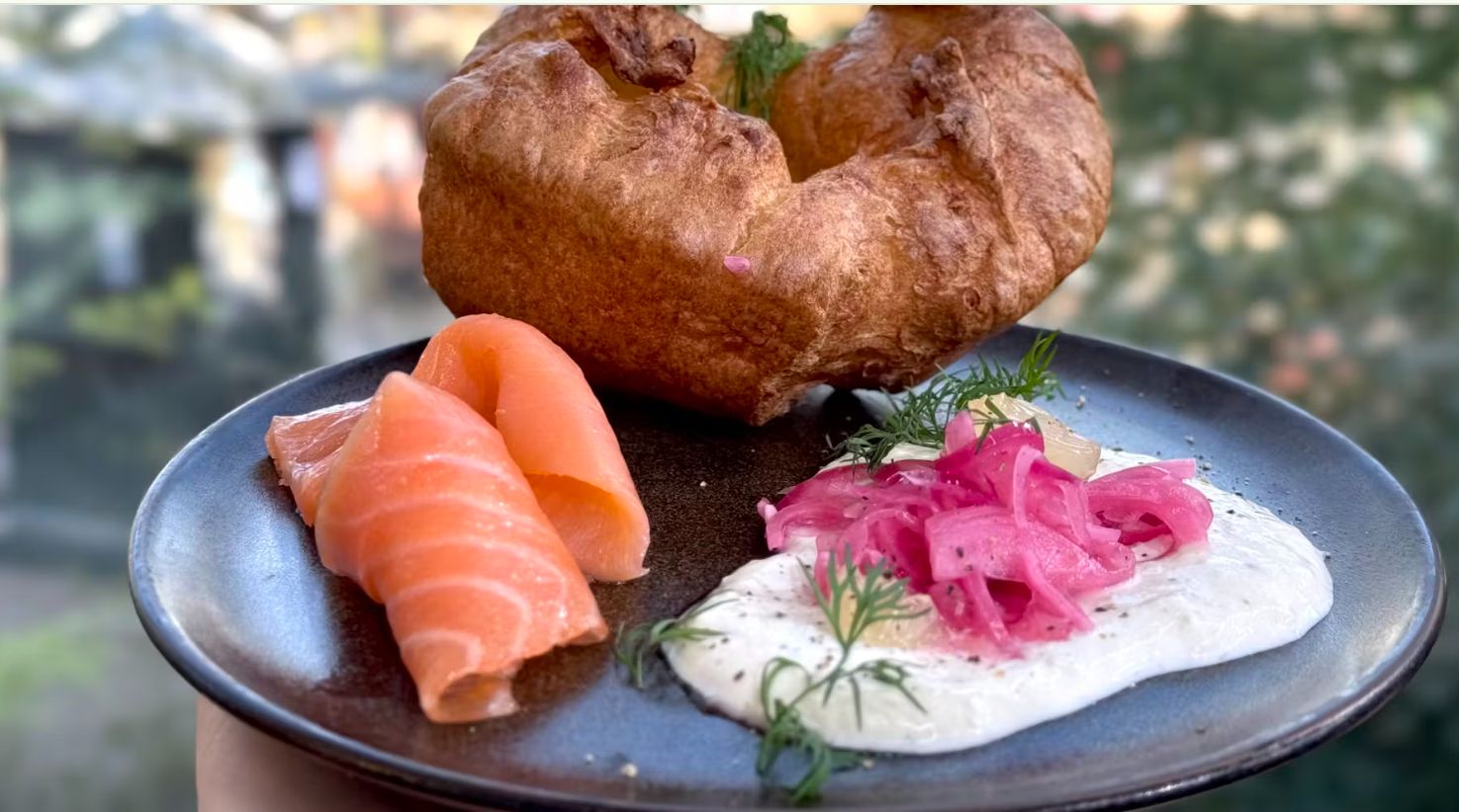 Yorkshire pudding – røget laks og peberrod